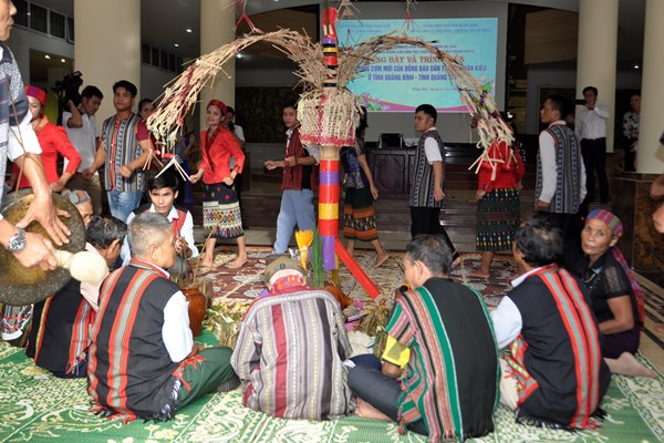 Trình diễn lễ hội mừng cơm mới của đồng bào dân tộc Bru-Vân Kiều - Anh 2