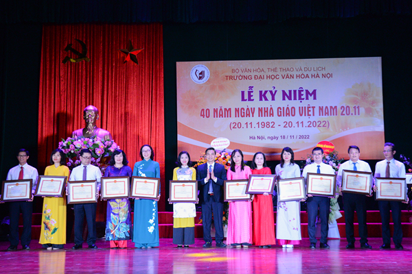 Tri ân kỷ niệm 40 năm Ngày Nhà giáo Việt Nam tại Trường Đại học Văn hóa Hà Nội - Anh 4