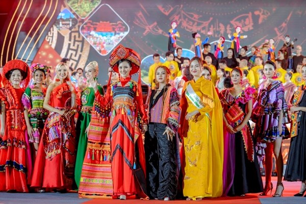 Hoa hậu Du lịch Thế giới 2022 trình diễn trang phục thổ cẩm tại Ninh Bình - Anh 3