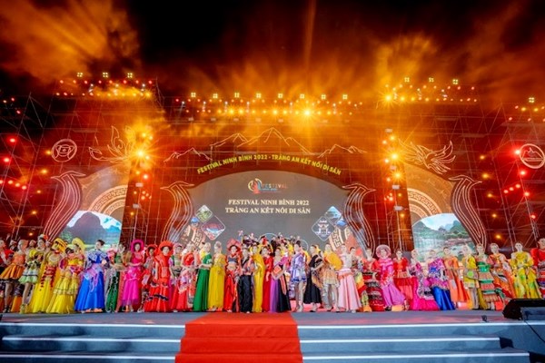 Hoa hậu Du lịch Thế giới 2022 trình diễn trang phục thổ cẩm tại Ninh Bình - Anh 1