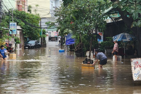 Bình Định: Mưa lớn khiến nhiều nơi ở TP Quy Nhơn chìm trong biển nước - Anh 3