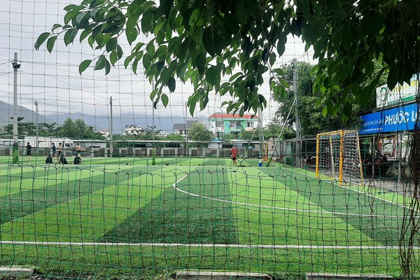 Yêu cầu chấm dứt hoạt động sân bóng, bãi đỗ xe không phép tại Phước Long - Anh 1