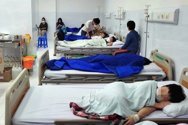 Bộ Y tế cử đoàn chuyên gia hỗ trợ cấp cứu, điều trị cho học sinh bị ngộ độc ở Khánh Hòa - Anh 1