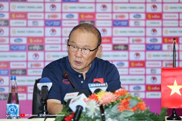 HLV Park Hang-seo: “Trước mắt đội tuyển phải tập trung vào các đối thủ tại bảng B AFF Cup” - Anh 1