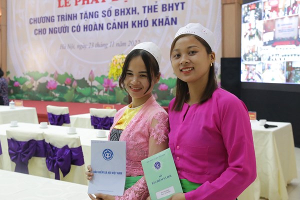 BHXH Việt Nam tiếp nhận 3.000 sổ BHXH và gần 60.000 thẻ BHYT để tặng người nghèo - Anh 2