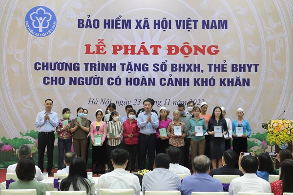 BHXH Việt Nam tiếp nhận 3.000 sổ BHXH và gần 60.000 thẻ BHYT để tặng người nghèo - Anh 1