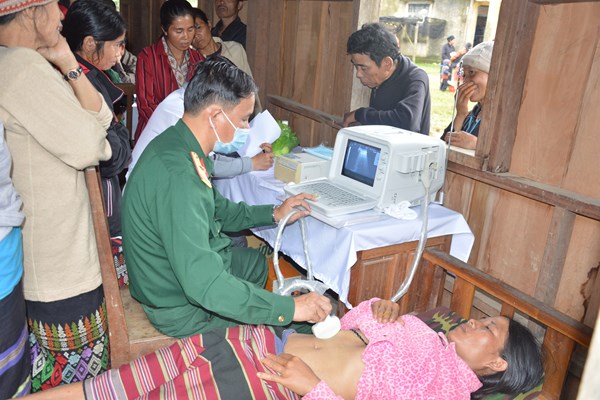 Thăm, tặng quà, khám bệnh cấp thuốc cho nhân dân Lào - Anh 1