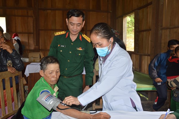 Thăm, tặng quà, khám bệnh cấp thuốc cho nhân dân Lào - Anh 3