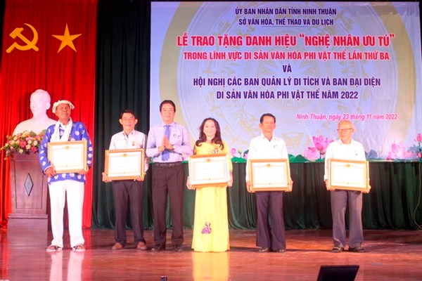 Ninh Thuận trao tặng danh hiệu “Nghệ nhân Ưu tú” trong lĩnh vực di sản văn hóa - Anh 1