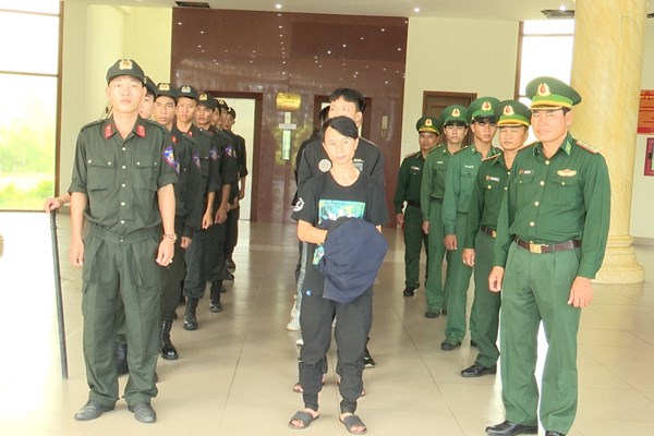 Quảng Trị: Triệt xóa đường dây đưa người nước ngoài xuất cảnh trái phép, bắt giữ 16 đối tượng - Anh 2
