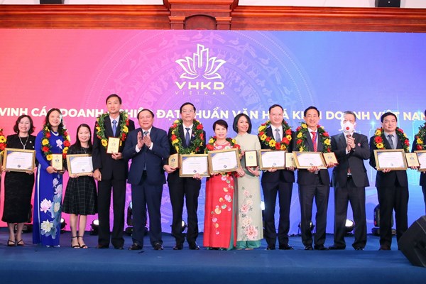 Lễ trao giải thưởng, chứng nhận “Doanh nghiệp đạt chuẩn văn hóa kinh doanh” năm 2022: 24 doanh nghiệp tiêu biểu sẽ được tôn vinh - Anh 1