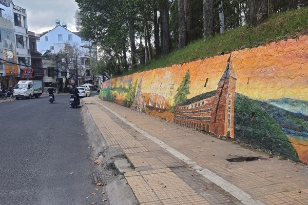 Lâm Đồng: Độc đáo bích họa trên các bờ taluy đường phố Đà Lạt, thu hút du khách - Anh 3
