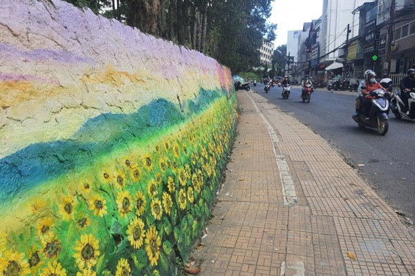 Lâm Đồng: Độc đáo bích họa trên các bờ taluy đường phố Đà Lạt, thu hút du khách - Anh 4