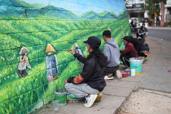 Lâm Đồng: Độc đáo bích họa trên các bờ taluy đường phố Đà Lạt, thu hút du khách - Anh 1