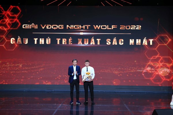 Nguyễn Văn Quyết đoạt danh hiệu Cầu thủ xuất sắc nhất V.League 2022 - Anh 3