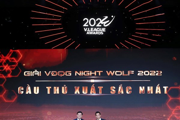 Nguyễn Văn Quyết đoạt danh hiệu Cầu thủ xuất sắc nhất V.League 2022 - Anh 2