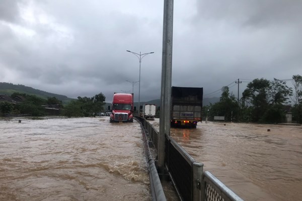 Thừa Thiên Huế: Mưa lớn diện rộng khiến Quốc lộ 1A ngập sâu, một người mất tích - Anh 1