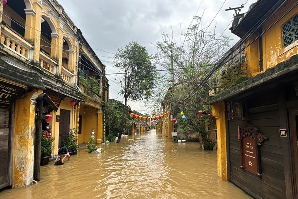 Quảng Nam: Mưa lớn, nhiều tuyến đường ngập, sạt lở - Anh 1