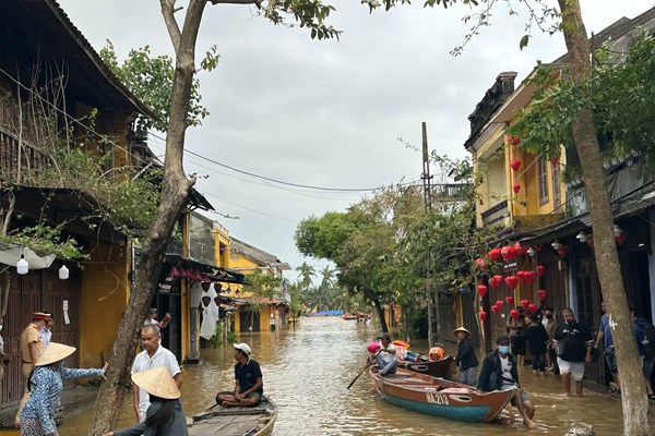 Quảng Nam: Mưa lớn, nhiều tuyến đường ngập, sạt lở - Anh 3