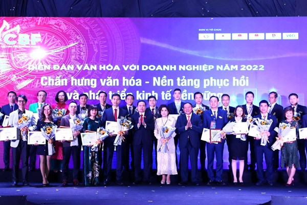 Diễn đàn “Văn hóa với Doanh nghiệp” năm 2022, Bộ trưởng Nguyễn Văn Hùng: Chiều sâu văn hóa giúp doanh nghiệp không đơn thuần chạy theo lợi nhuận - Anh 1