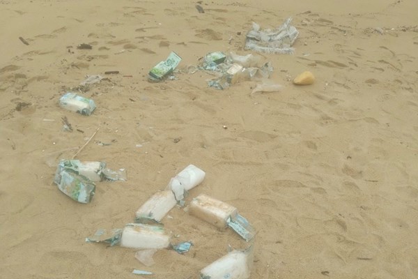 Quảng Ngãi: Thu giữ nhiều gói ni lon nghi ma túy trôi dạt vào bờ biển - Anh 2