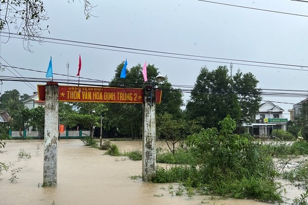 Phú Yên: Mưa lớn, nhiều tuyến đường, nhà dân bị chia cắt do nước lũ - Anh 1