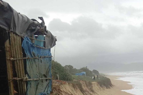 Bình Định: Mưa lớn gây sạt lở bờ biển, hàng chục hộ dân sơ tán khẩn cấp - Anh 1