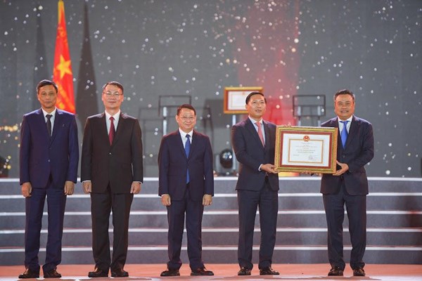 Huyện Mê Linh đón nhận danh hiệu đạt chuẩn nông thôn mới - Anh 2