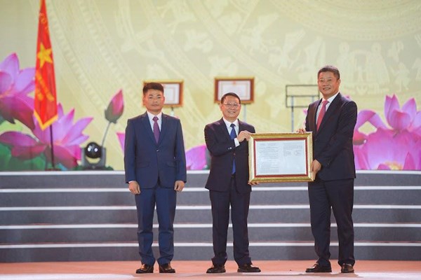 Huyện Mê Linh đón nhận danh hiệu đạt chuẩn nông thôn mới - Anh 3