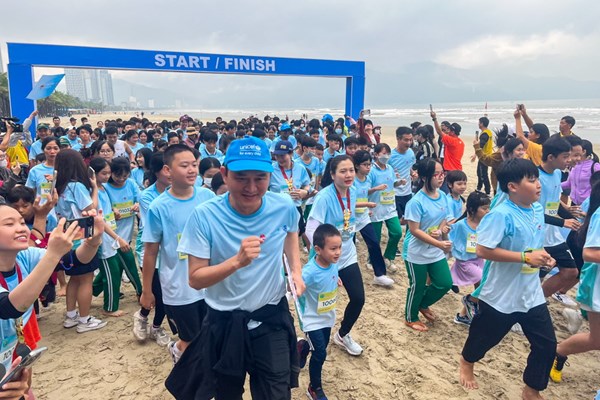 Đà Nẵng: Hơn 1.000 người chạy bộ tiếp sức phòng, chống thiên tai và biến đổi khí hậu - Anh 1