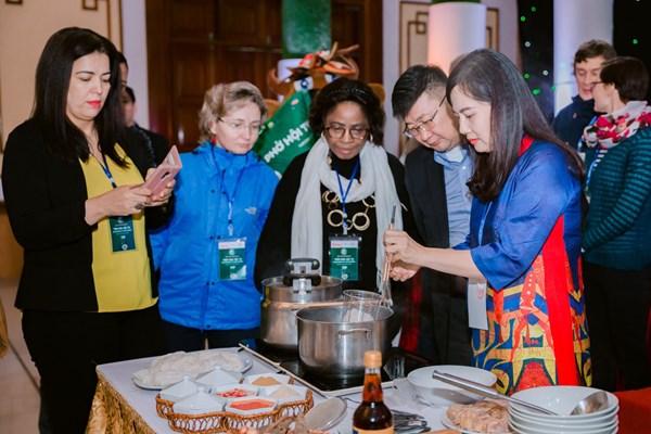 Đại sứ và các nhà ngoại giao hào hứng trải nghiệm phở tại Nam Định - Anh 5