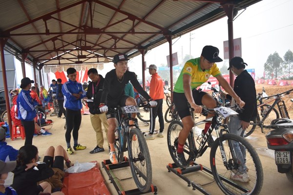 Đinh Thị Như Quỳnh đoạt HCV xe đạp băng đồng - Anh 1