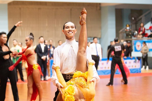 Kiện tướng Dance sport Khánh Thi chăm chú xem chồng thi đấu - Anh 5