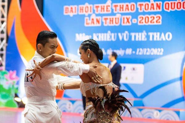 Kiện tướng Dance sport Khánh Thi chăm chú xem chồng thi đấu - Anh 3