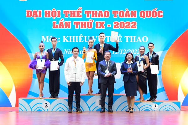 Kiện tướng Dance sport Khánh Thi chăm chú xem chồng thi đấu - Anh 4