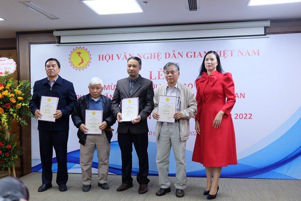 Hội Văn nghệ dân gian Việt Nam trao Giải thưởng năm 2022 cho 37 công trình, tác phẩm - Anh 5