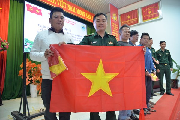 Trao cờ Tổ quốc cho ngư dân Quảng Ngãi - Anh 1
