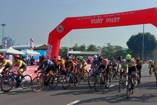 Nguyễn Thị Thật, Lê Ngọc Sơn giành HCV nội dung đua xe đạp đường trường tính điểm - Anh 1