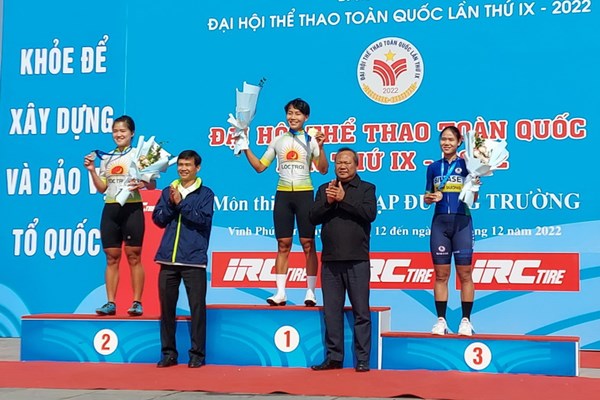Nguyễn Thị Thật, Lê Ngọc Sơn giành HCV nội dung đua xe đạp đường trường tính điểm - Anh 4
