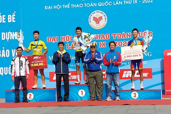 Nguyễn Thị Thật, Lê Ngọc Sơn giành HCV nội dung đua xe đạp đường trường tính điểm - Anh 5