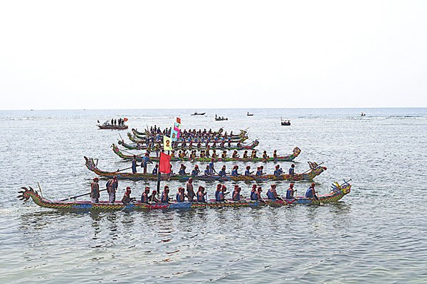 Huyện đảo Lý Sơn tổ chức bắn pháo hoa và Lễ hội đua thuyền truyền thống Tứ linh - Anh 1