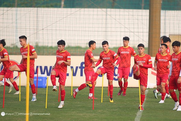 Quang Hải tập luyện cùng các đồng đội trước khi lên đường dự AFF Cup 2022 - Anh 2