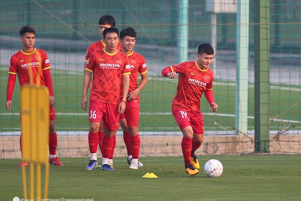 Quang Hải tập luyện cùng các đồng đội trước khi lên đường dự AFF Cup 2022 - Anh 1