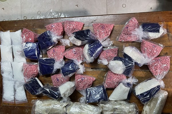 Thừa Thiên Huế:  Triệt xóa đường dây mua bán gần 5 kg ma túy, bắt giữ 3 đối tượng - Anh 2