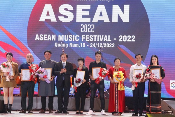 Bế mạc Liên hoan Âm nhạc ASEAN - 2022: Lan tỏa văn hóa truyền thống, kết nối cộng đồng ASEEAN - Anh 2