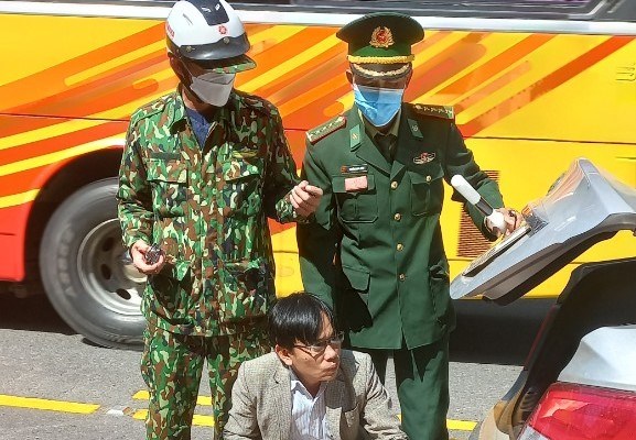 Quảng Trị: Bắt giữ xe ô tô vận chuyển gần 60 kg pháo hoa nổ - Anh 2