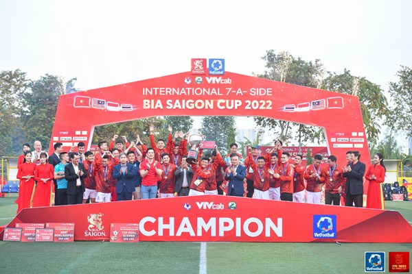 Đội Việt Nam vô địch Giải bóng đá 7 người quốc tế tranh Cúp Bia Sài Gòn - Anh 2