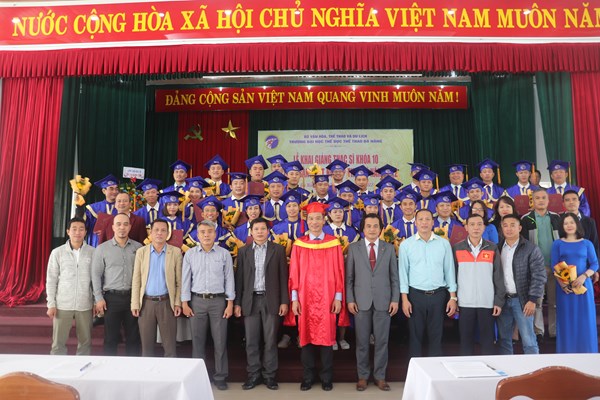 Trường ĐH TDTT Đà Nẵng khai giảng khóa cao học 10 và bế giảng, trao bằng thạc sĩ khóa 8 - Anh 2