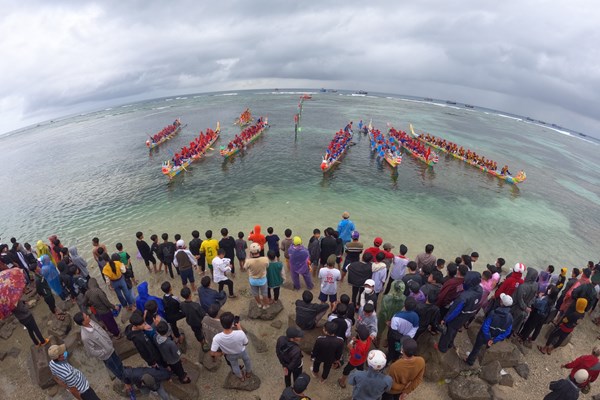 Tưng bừng Hội đua thuyền Tứ linh ở huyện đảo Lý Sơn - Anh 1