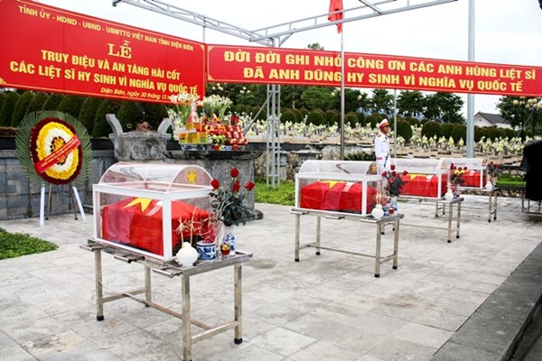 Truy điệu và an táng hài cốt liệt sĩ quân tình nguyện Việt Nam hy sinh tại Lào - Anh 1